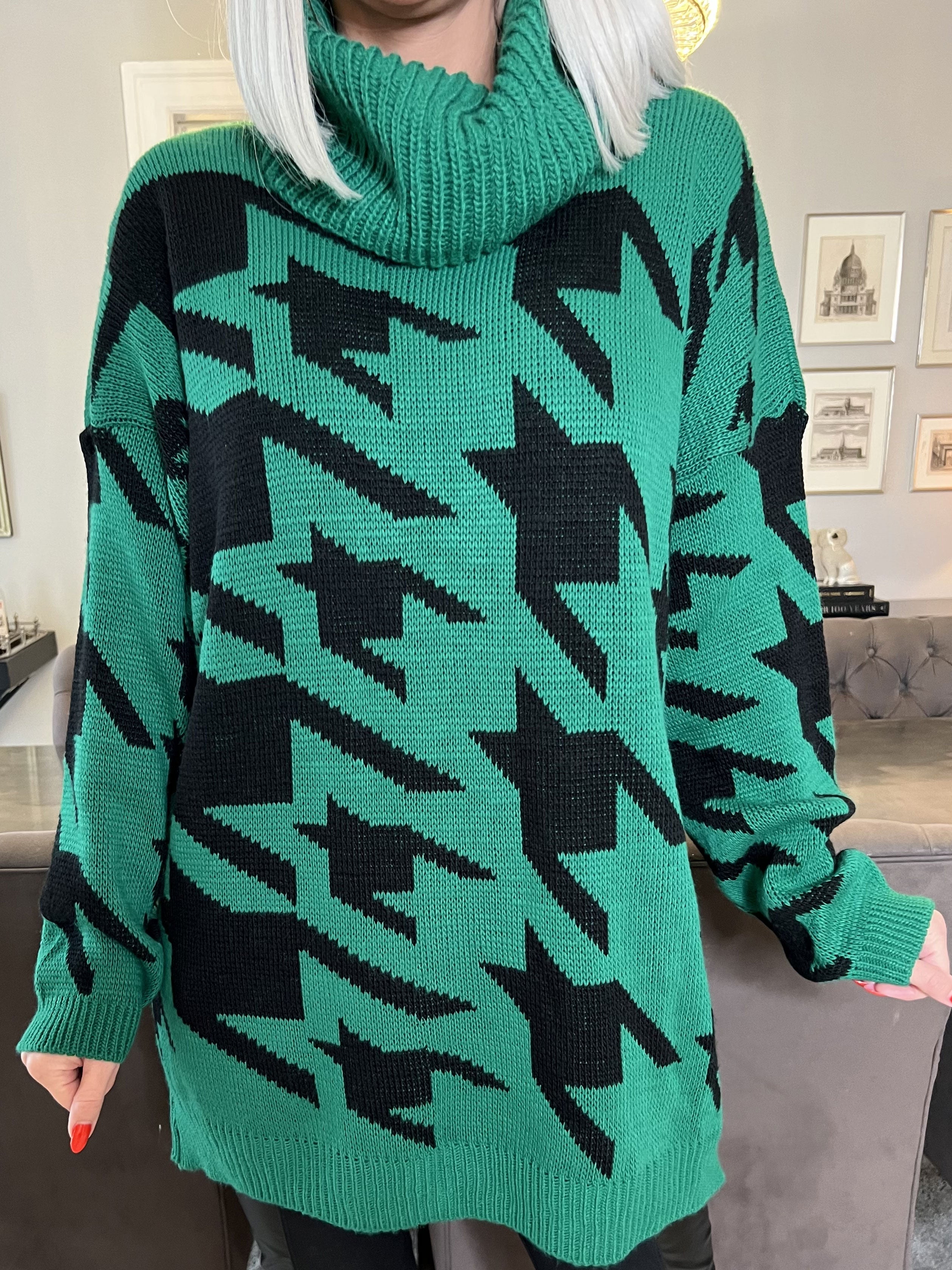 Isla - Plus size strik med hanefjedstern og rullekrave